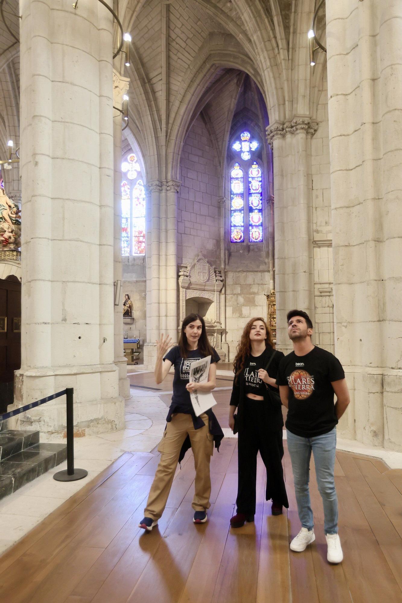 En imágenes: Parte del equipo de 'Los pilares de la Tierra, el musical' visita la Catedral Santa María de Vitoria-Gasteiz