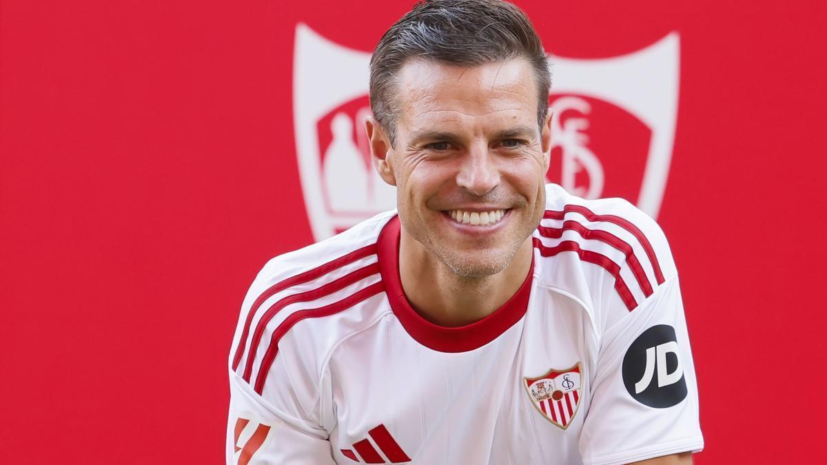 Azpilicueta, en su presentación con la camiseta del Sevilla.