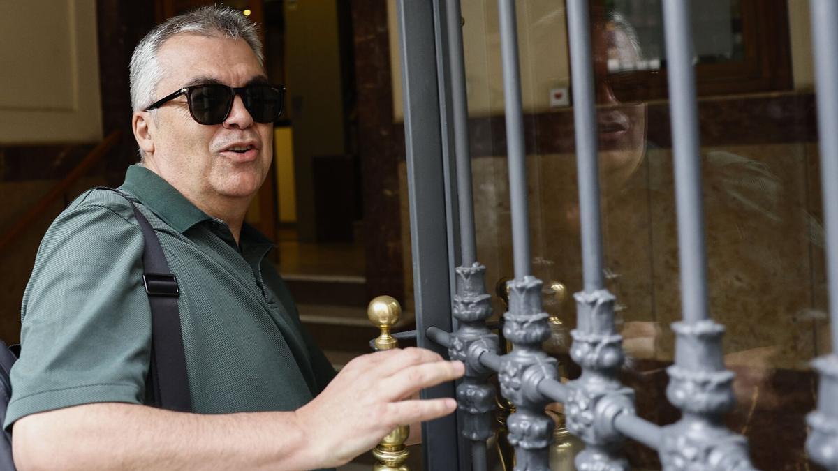 Santos Cerdán a su entrada a su domicilio en Madrid, antes de ingresar en prisión.