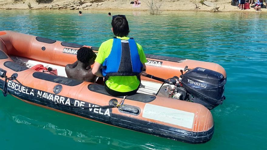 Dos monitores de vela rescatan a un joven de 17 años que estaba a punto de ahogarse en el Embalse de Alloz: "Más de una vez se han ahogado dos personas por ir a ayudar sin tener ni idea"
