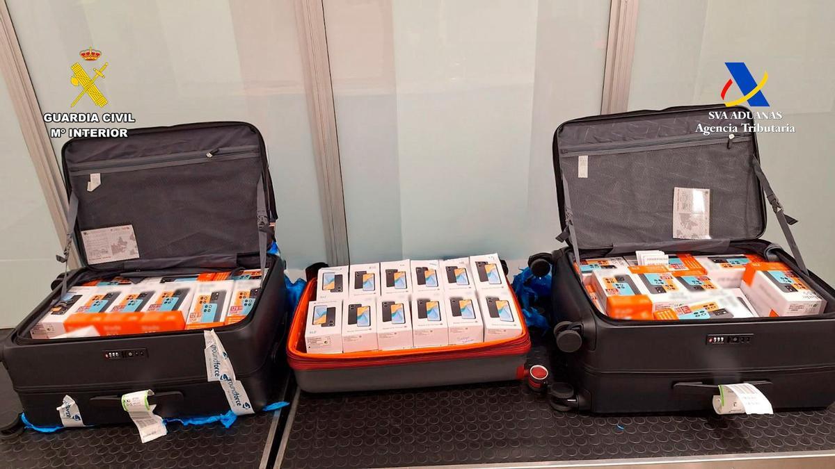 Intervenidos en el aeropuerto de Bilbao 114 teléfonos móviles destinados a su venta en Guinea