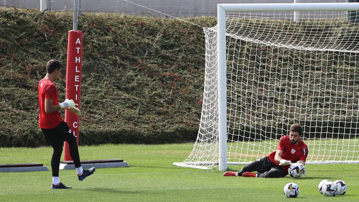 Alex Padilla y Ander Iru durante un entrenamiento.