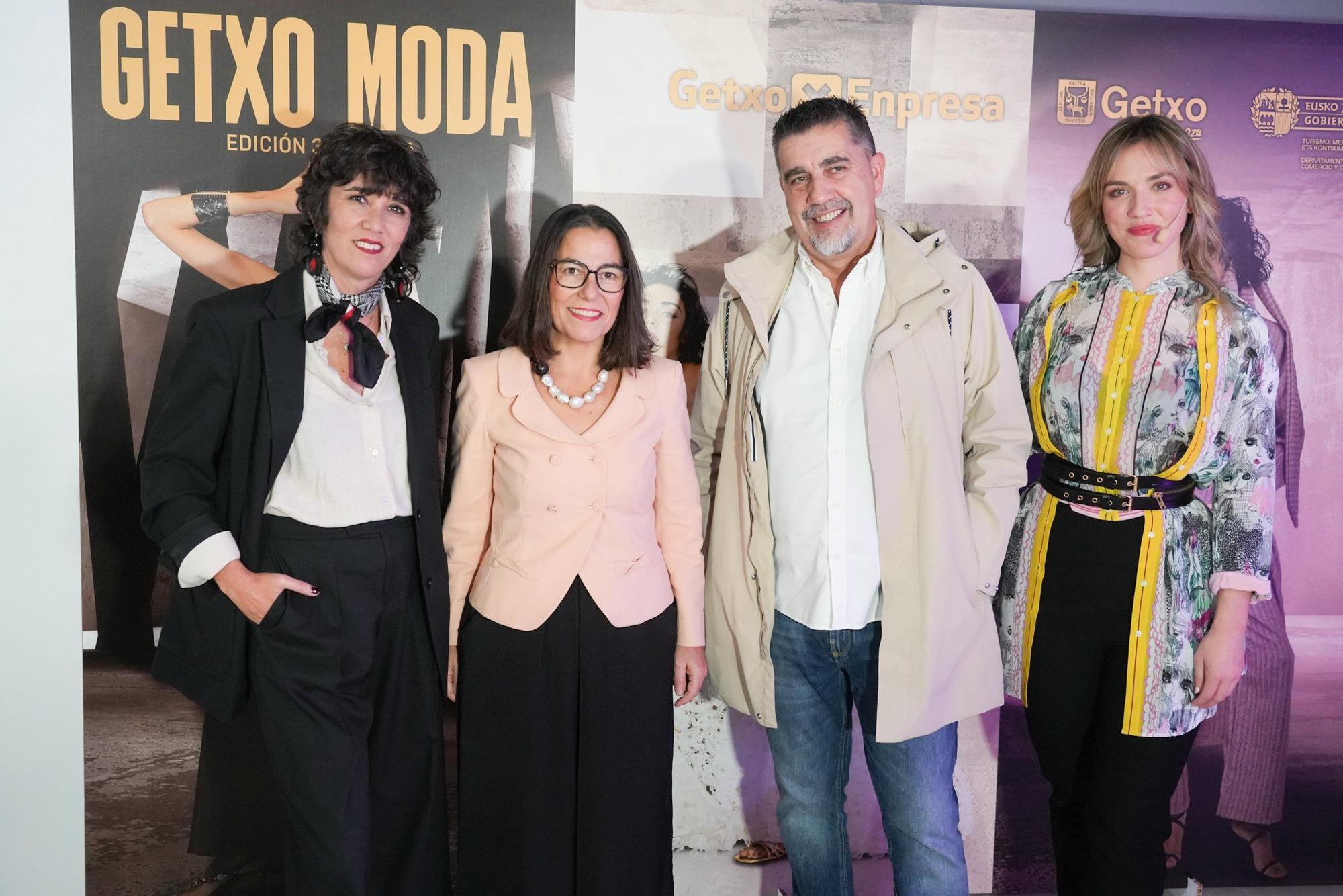 La presidenta de GetxoModa, Elena Cantera, con la alcaldesa, Amaia Agirre, el concejal Juanma González y Ainhoa Etxebarria.
