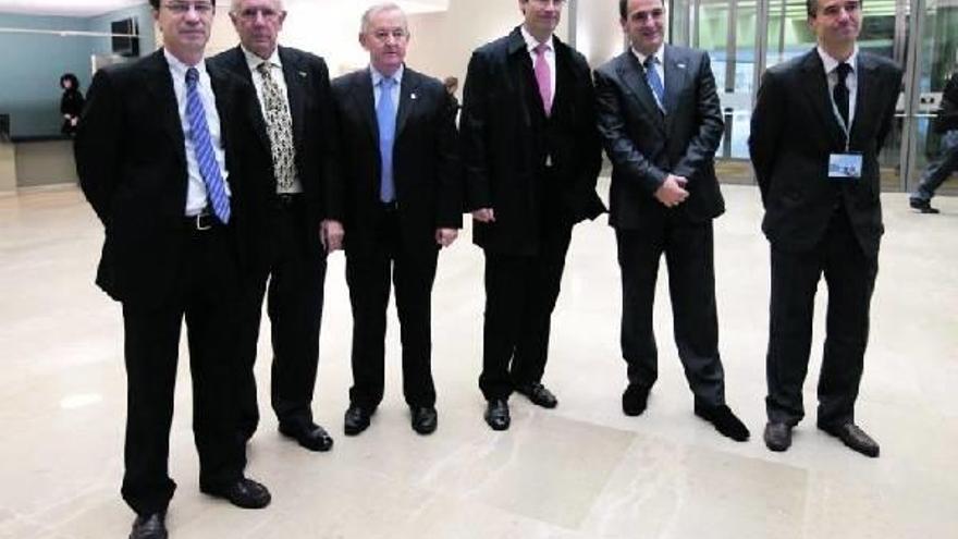 Iñaki Torrecilla, Fernando Bailach, José Ramón Guridi, Markel Olano, Koldo Arandia y Xabier Ortueta, ayer, en el congreso.