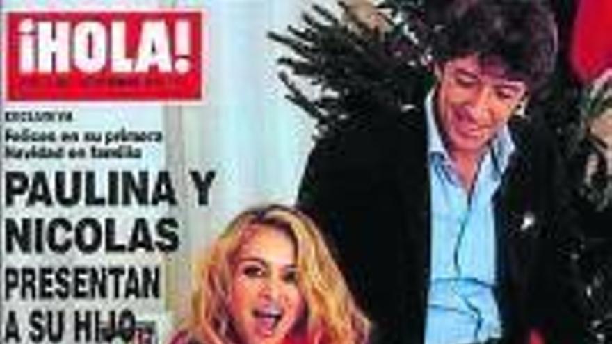 Paulina y Colate hacen el posado navideño para la presentación de su bebé