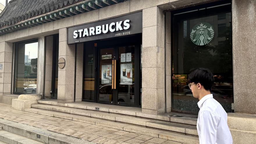 Policia surcoreana registra oficinas de Starbucks por el anuncio del Día del Tanque