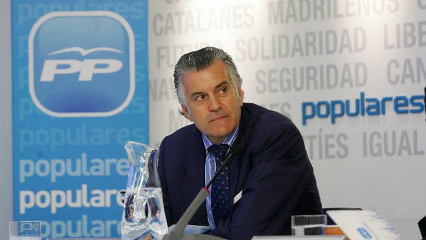 Luis Bárcenas amasó dinero procedente de la caja B del PP, según el juez Pablo Ruz.