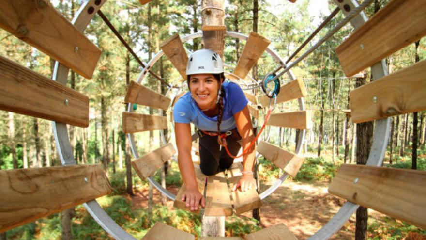 Deslízate entre árboles en este parque de aventuras repleto de tirolinas