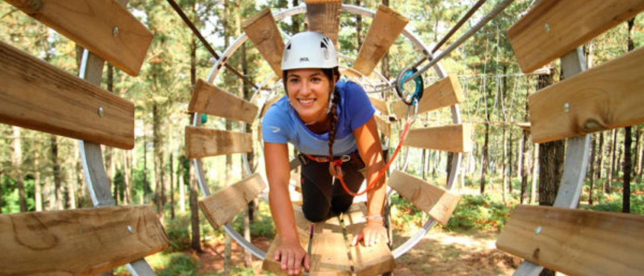 Deslízate entre árboles en este parque de aventuras repleto de tirolinas