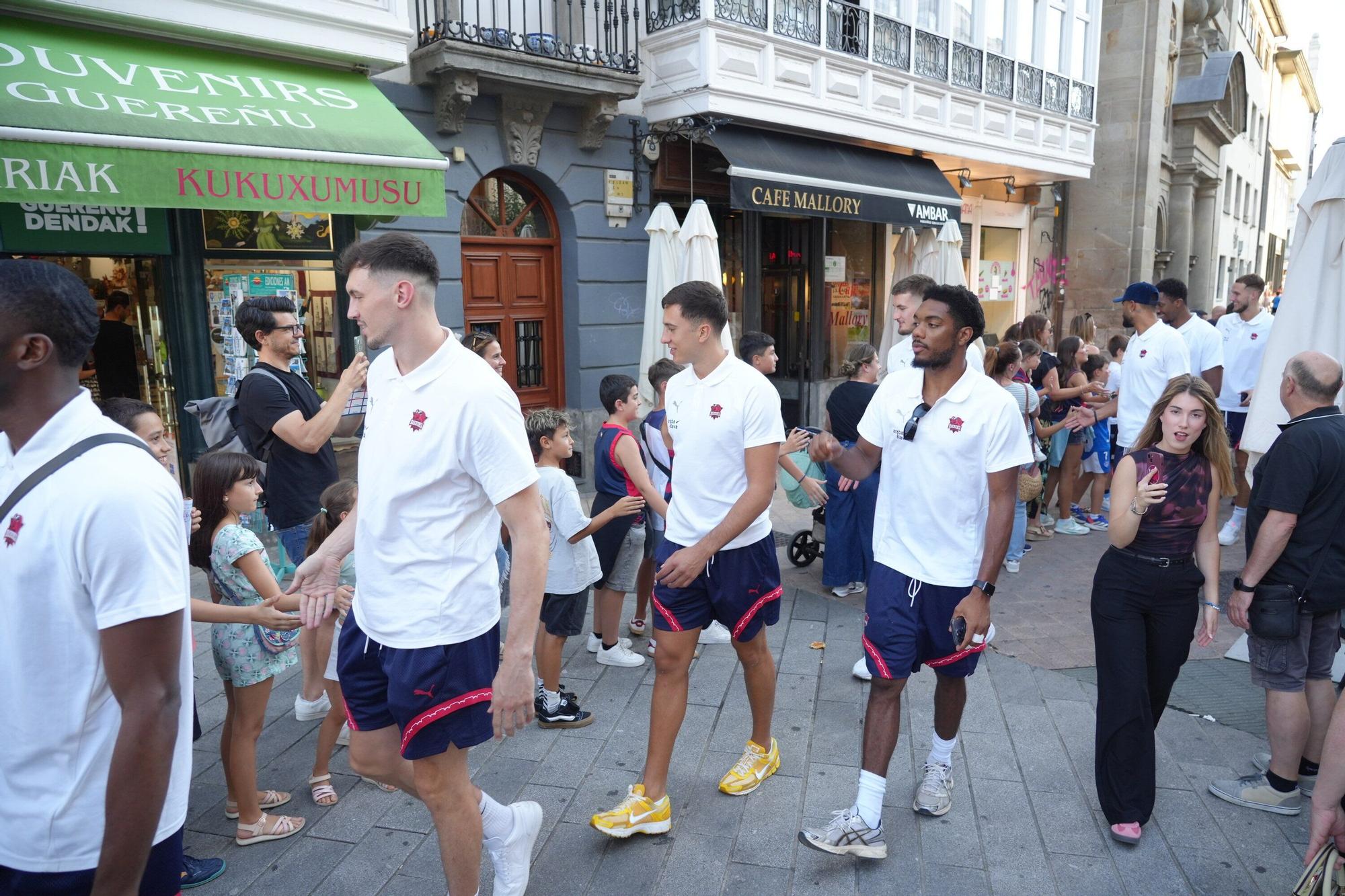 En imágenes: El Baskonia se da un baño de masas en la firma de autógrafos