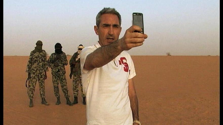 El periodista Jon Sistiaga, director y reportero de &quot;Rec&quot;, durante la elaboración del reportaje &quot;Los desiertos de Al Qaeda&quot;.