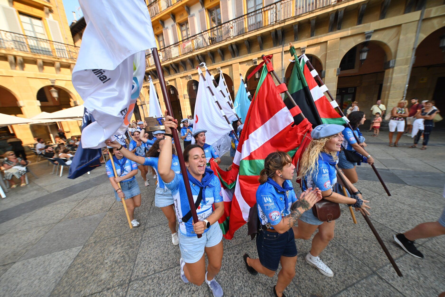 Donostia Arraun Lagunak exhibe sus banderas y la Liga Euskotren