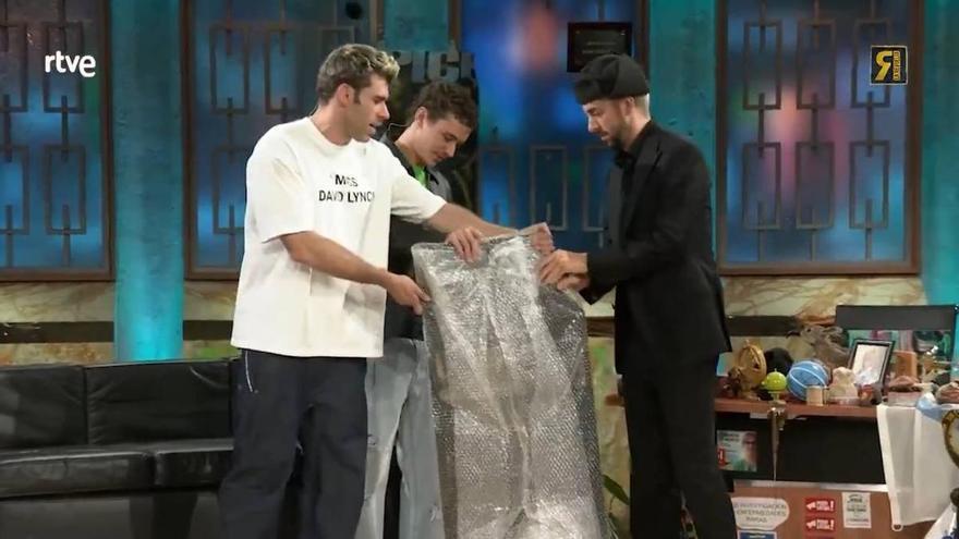 &#039;La Revuelta&#039;: Arón Piper y Fernando Valdivielso sorprenden a Broncano con un regalo de &quot;tierra vasca&quot;
