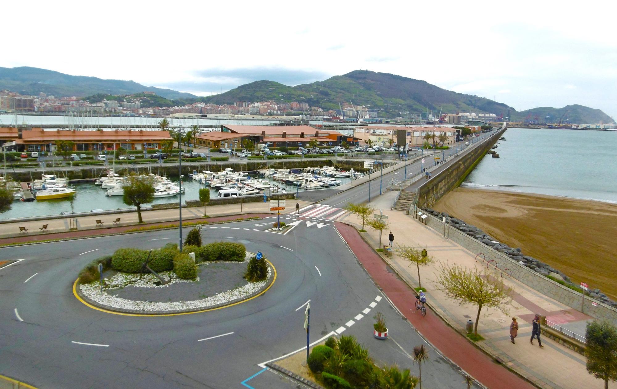 El puerto deportivo de Getxo y la playa.