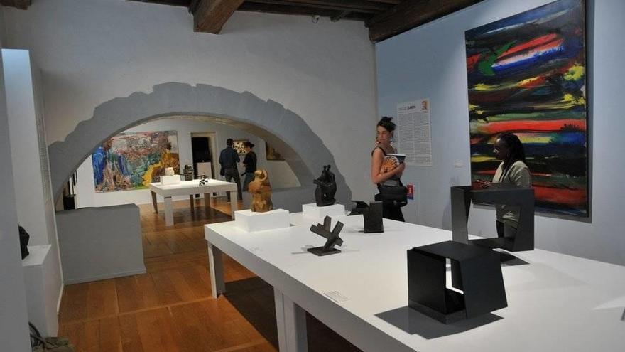 La exposición de los artistas que formaron el denominado grupo Gaur está en el Museo Vasco de Baiona.