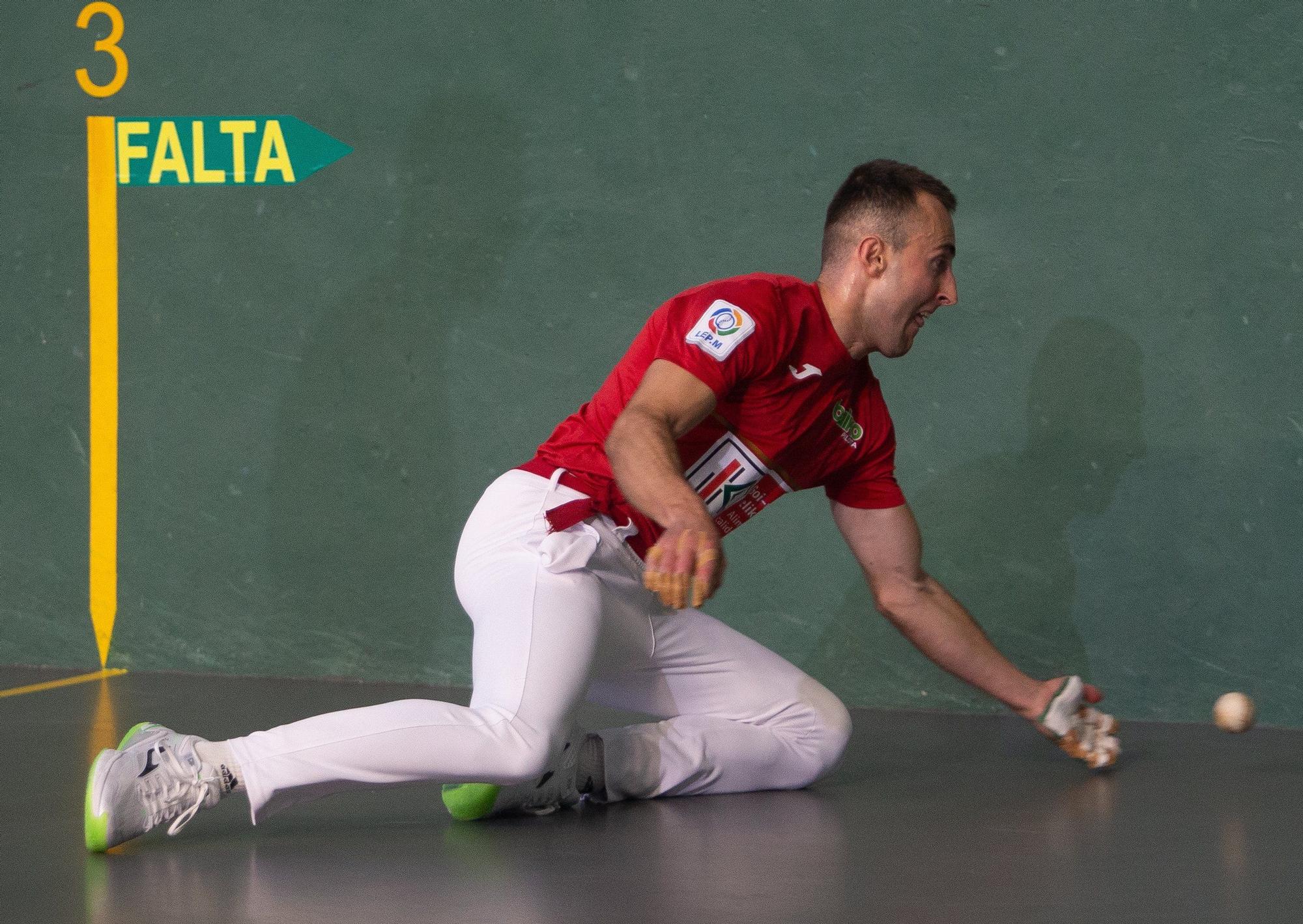 Joanes Bakaikoa gana su primer punto de la liguilla de cuartos de final del Cuatro y Medio ante Javier Zabala en Lekunberri.