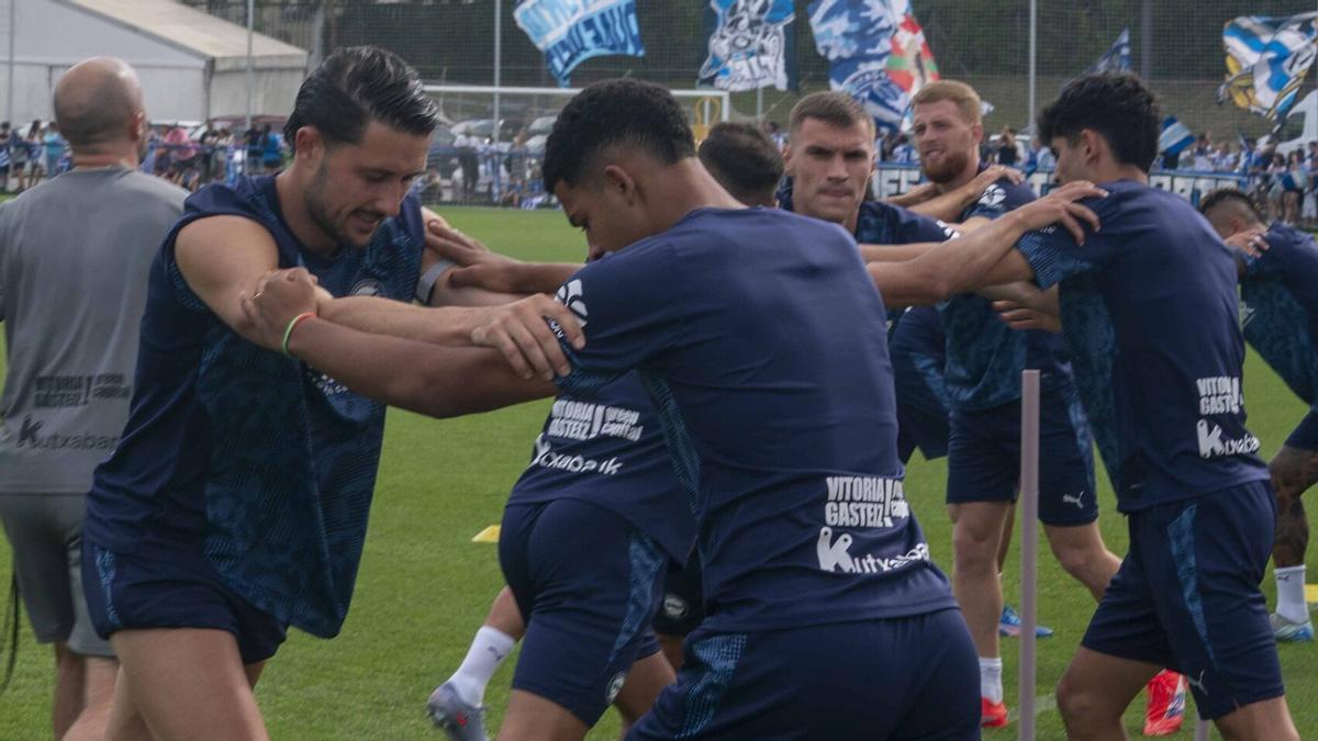 Garcés realiza un ejercicio junto a Mouriño en un entrenamiento