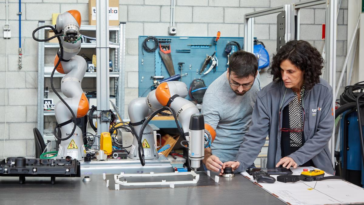 Trabajadores de Tecnalia desarrollando soluciones de robótica con visión 3D.