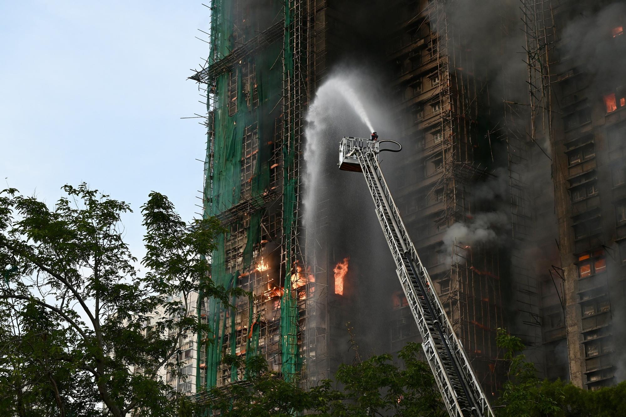 Un enorme incendio calcina un vecindario de Hong Kong
