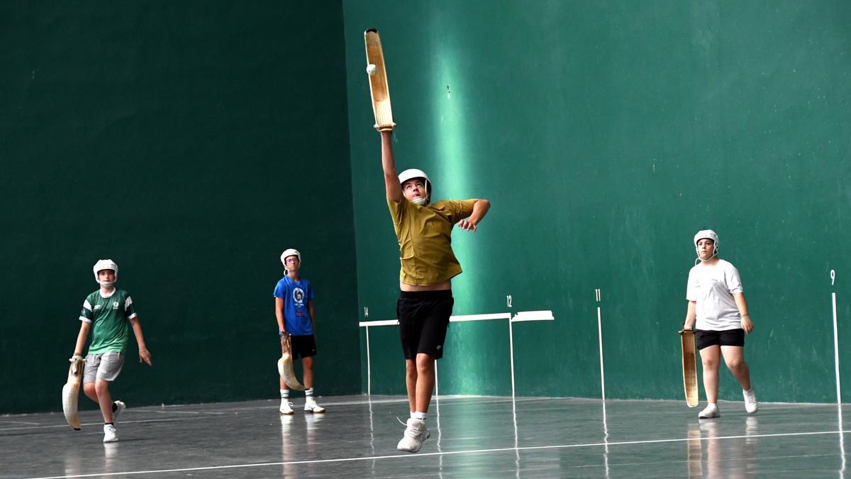 Los y las pelotaris lo dan todo en los entrenamientos