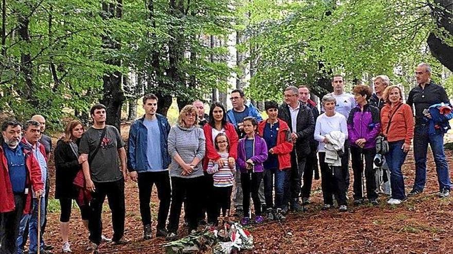 Representantes del Consistorio, del colectivo Elgoibar 1936 y ciudadanos en el homenaje.