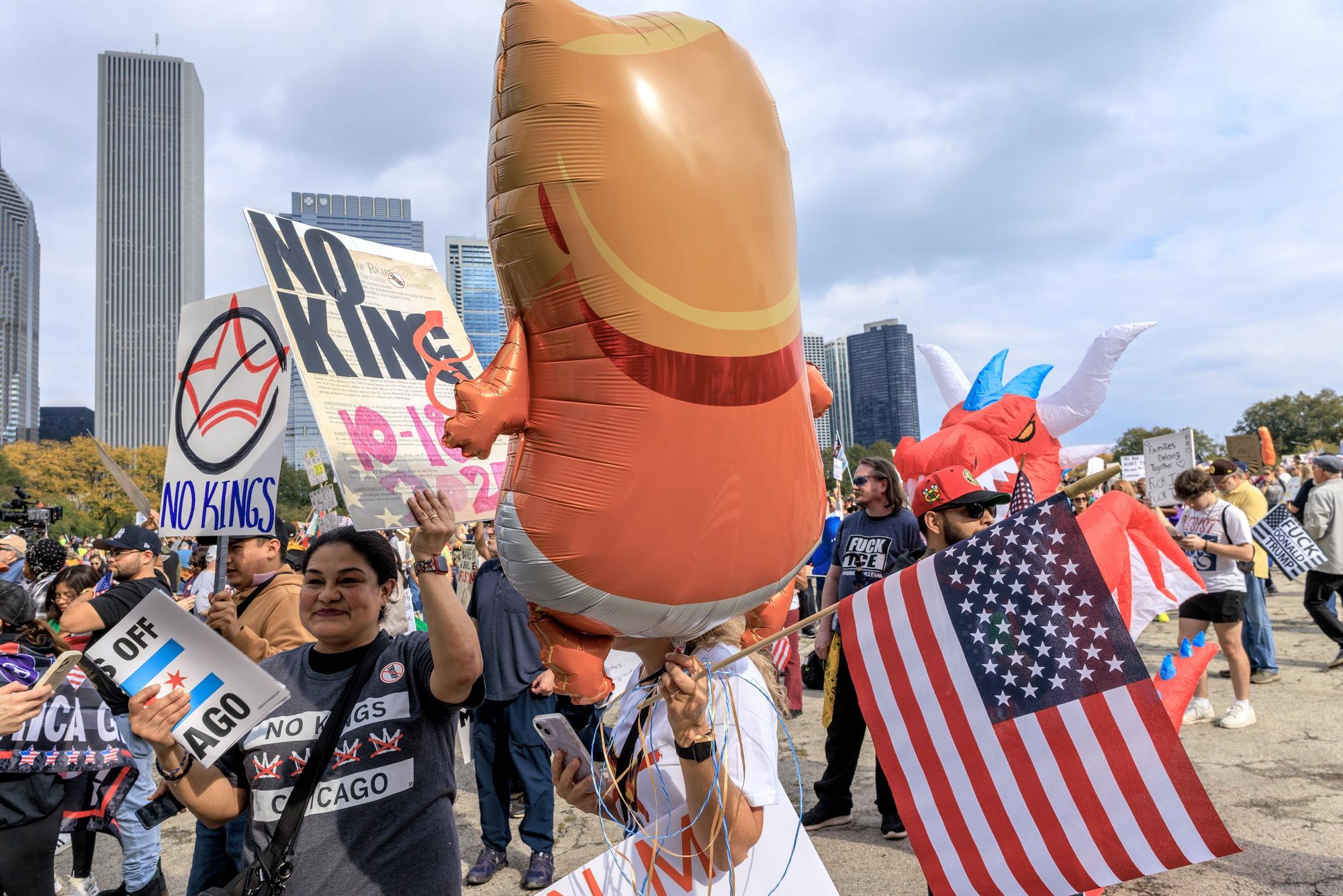 Miles de estadounidenses protestan contra Trump: "No queremos reyes"