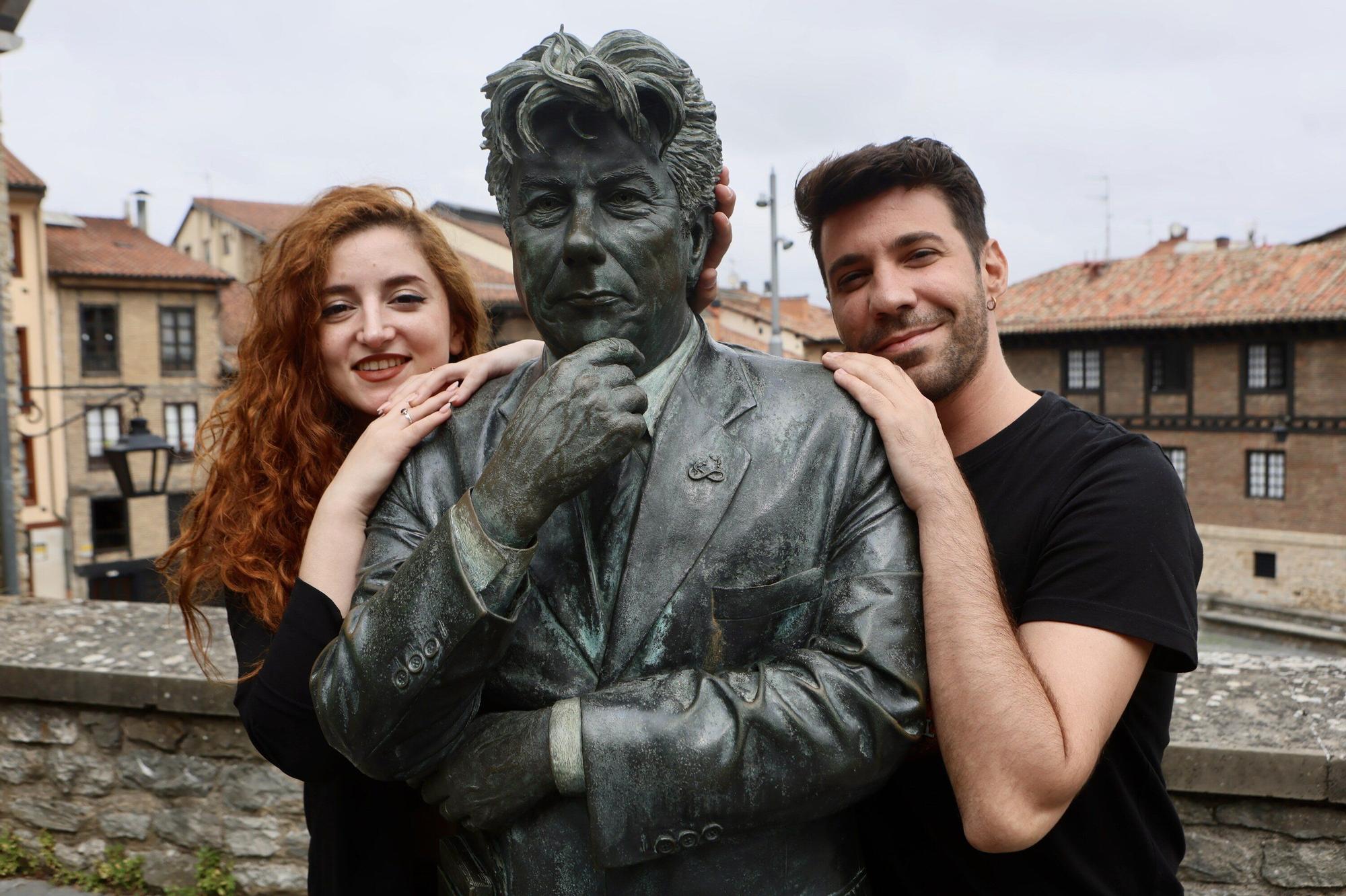 En imágenes: Parte del equipo de 'Los pilares de la Tierra, el musical' visita la Catedral Santa María de Vitoria-Gasteiz