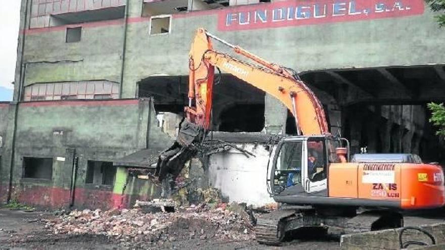 Instante en el que las máquinas comienzan con el derribo de la parte trasera del edificio; se prevé que en 10 días finalicen las obras.