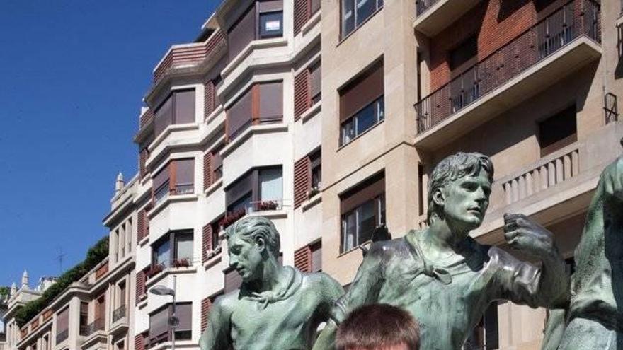 Mariezkurrena posa en la cabecera del Monumento al Encierro, en la presentación del Torneo San Fermín.