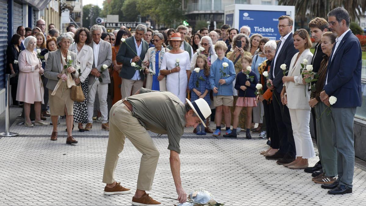Familiares del coronel de Infantería Diego Fernández-Montes, asesinado por ETA en 1978, junto a representantes del Ayuntamiento de Donostia.