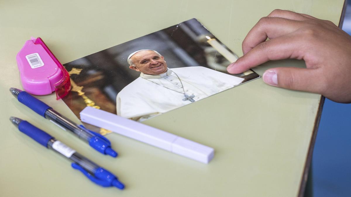 Una alumna, con una imagen del papa Francisco, en un examen Una alumna, con una imagen del papa Francisco, en un examen