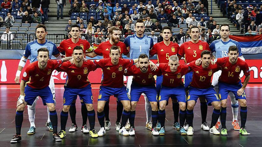 La selección, con Rafa Usín (agachado, con el 6) y Andresito (agachado, con el 10).