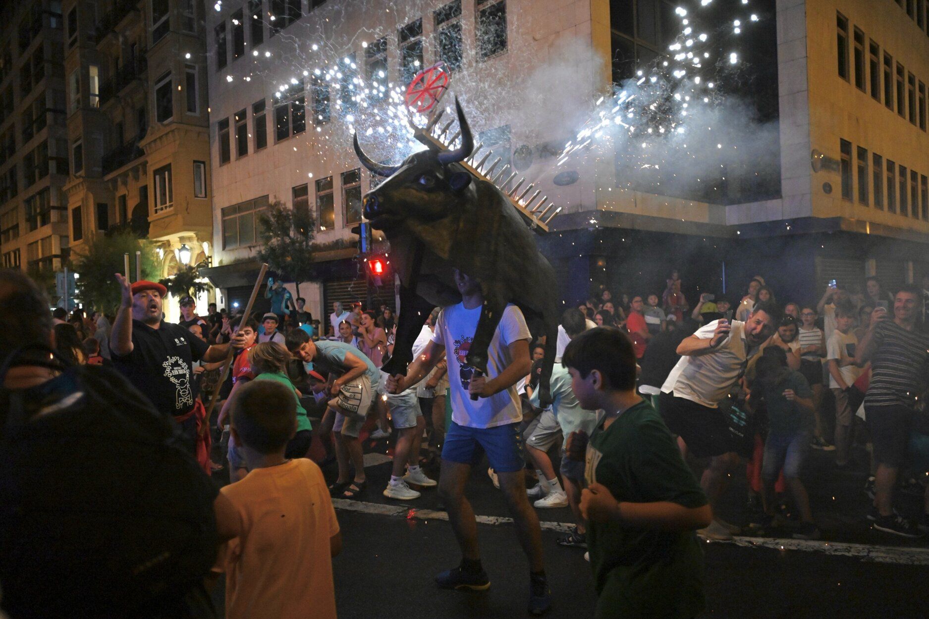 Los toros de fuego llenan de luz y color la noche de Donostia