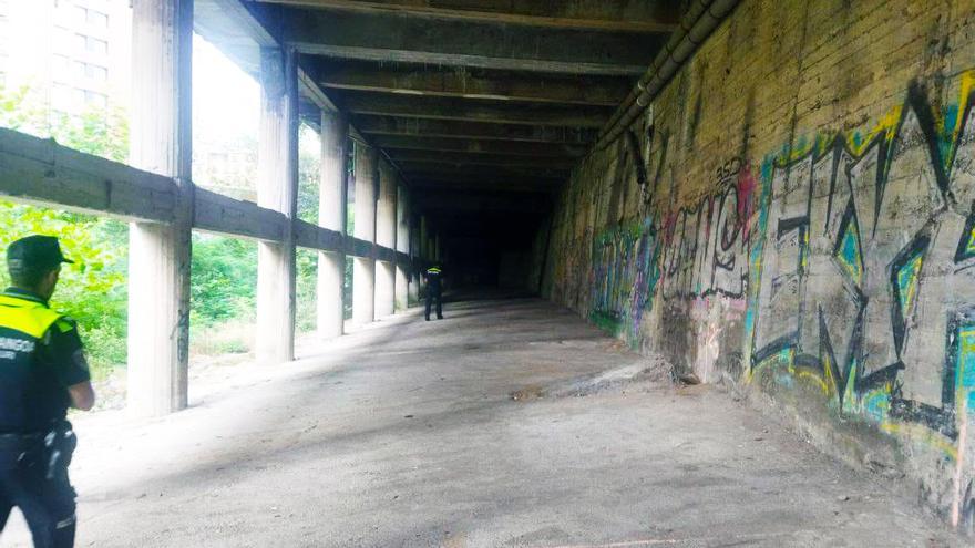 Basauri intenta evitar el asentamiento de personas sin hogar que duermen en Ariz junto al río