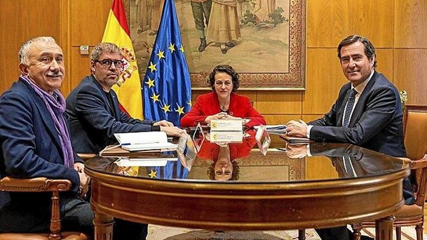 La ministra de Trabajo, Magdalena Valerio, junto a los líderes de UGT y CCOO, Pepe Alvárez y Unai Sordo, y el presidente de CEOE-Cepyme, Antonio Garamendi, durante una reunión el lunes.