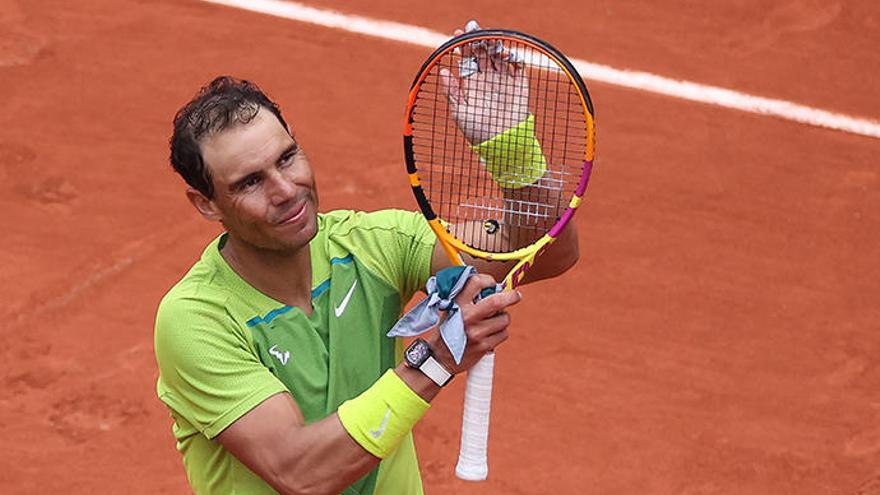 Nadal saluda al público tras vencer en la arcilla parisina.