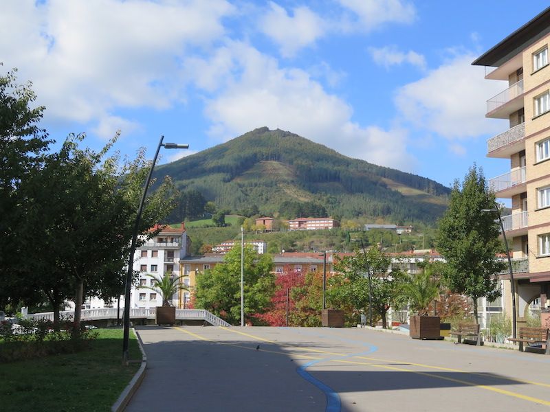 El monte Irimo de Urretxu desde la trinchera de Zumarraga, uno de los lugares desde donde mejor se ve.