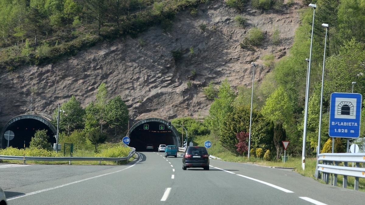 La carretera A-15 a su paso por el túnel de Belabieta