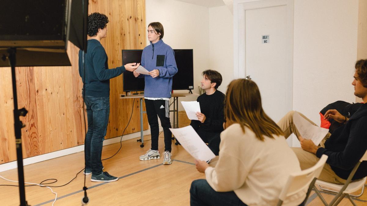 Víctor Antolí junto a varios actores en un ensayo.