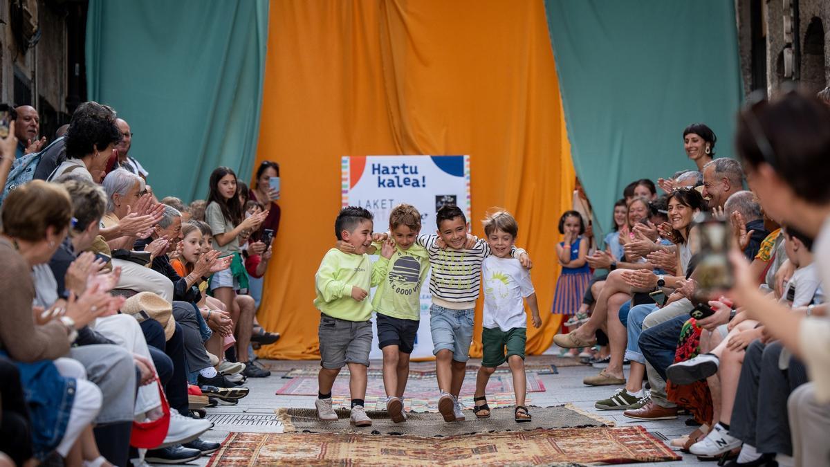 Desfile de moda celebrado el 6 de junio