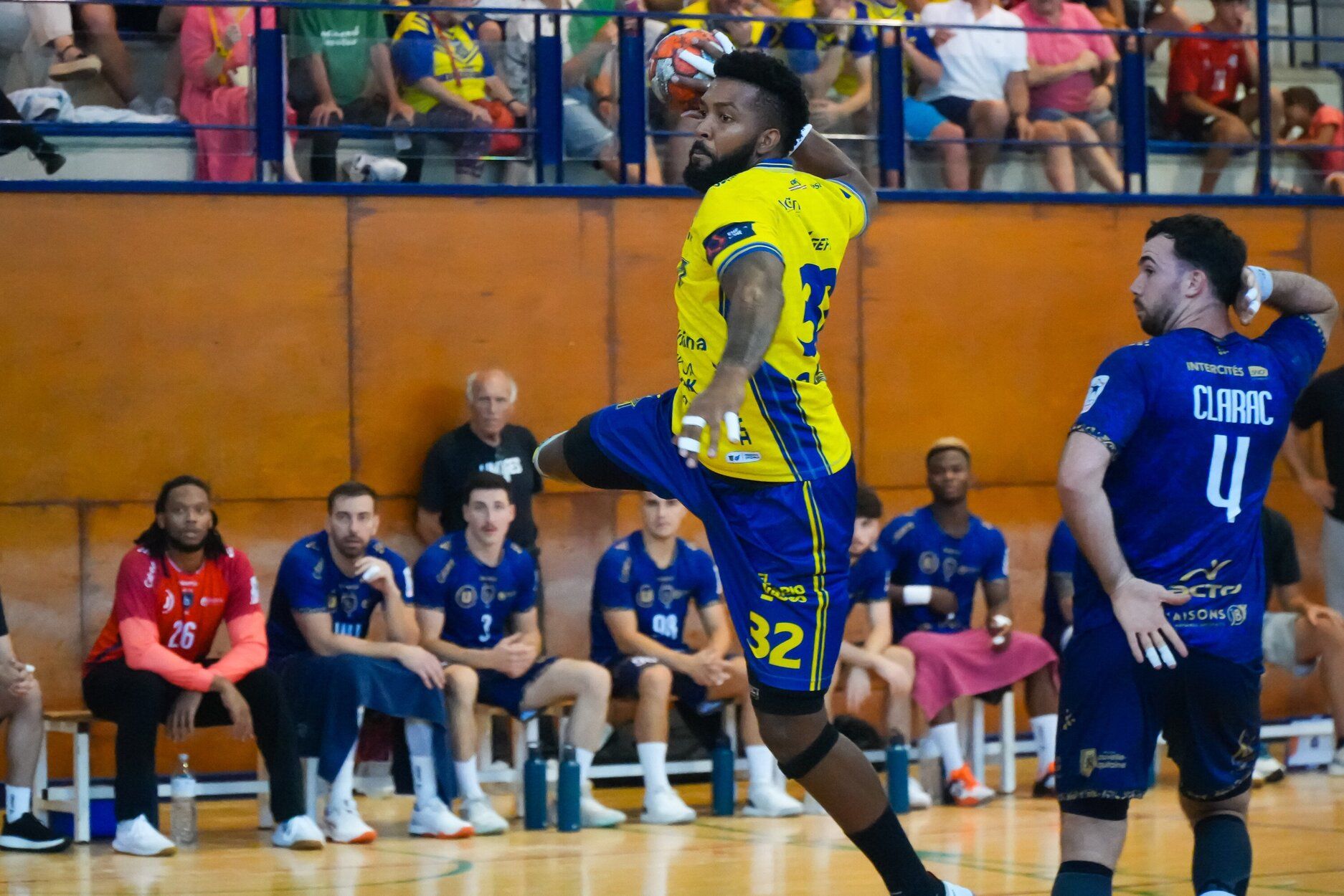 El jugador del Irudek Bidasoa Irun, Dariel García, durante la final del Torneo de Egia ante Limoges