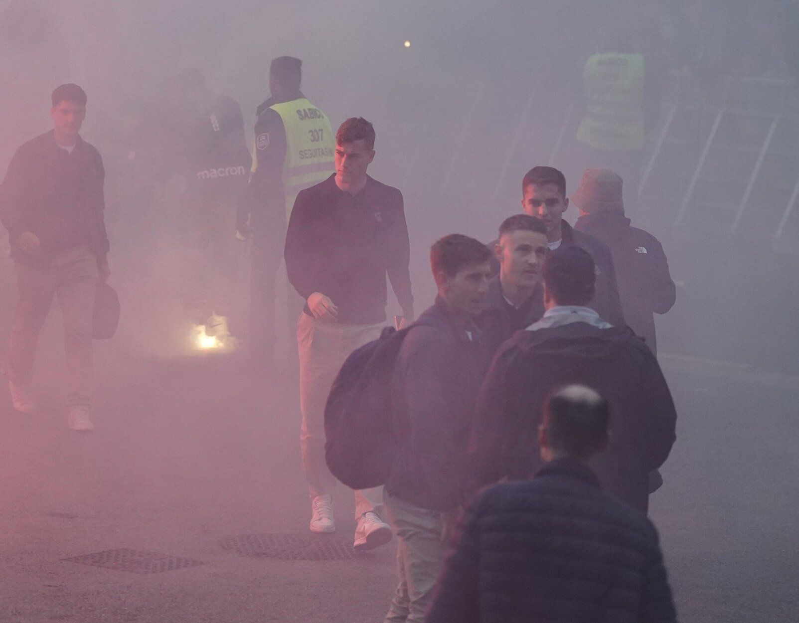 Recibimiento antes del derbi