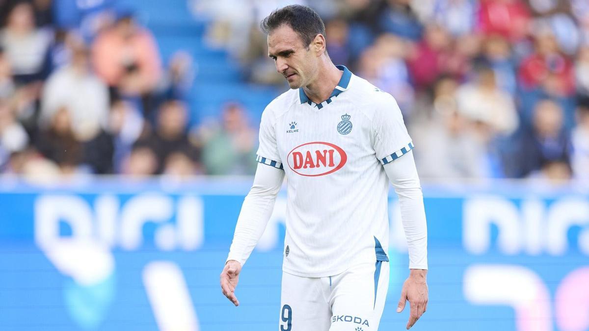 Kike García sobre el césped de Mendizorroza.