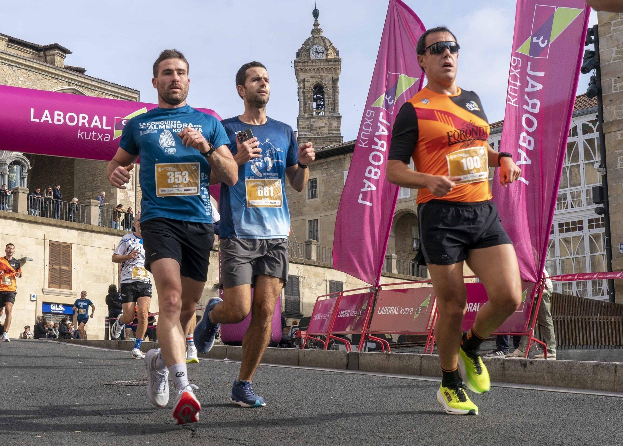 En imágenes: Un millar de corredores atraviesan la almendra