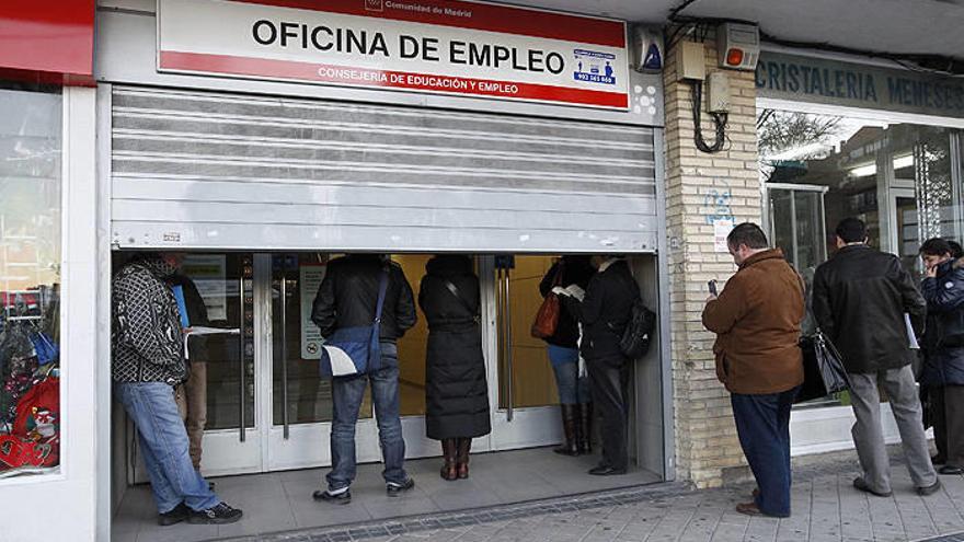 Cola de desempleados en una oficina de empleo.