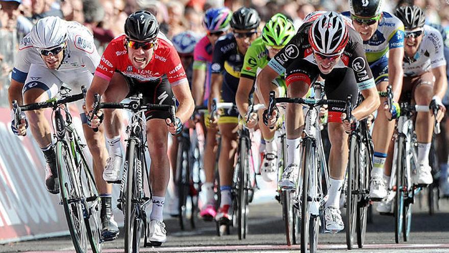 Cavendish gana su cuarta etapa y Nibali mantiene la maglia rosa