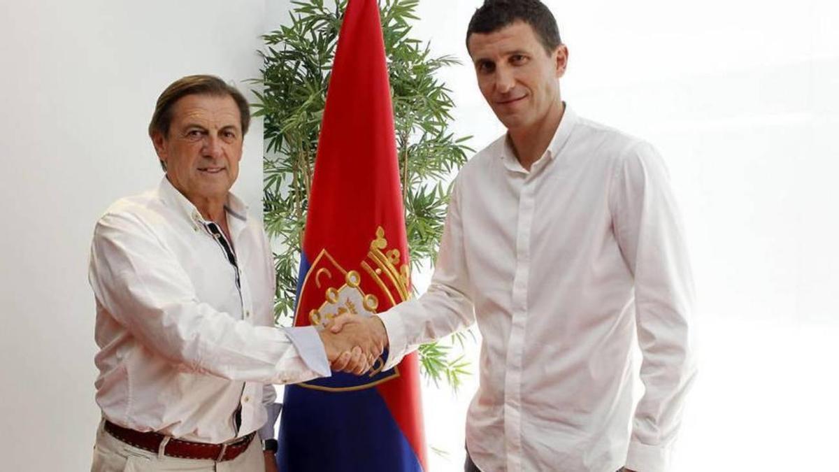 Archanco y Javi Gracia se dan la mano tras firmar el contrato del nuevo entrenador.