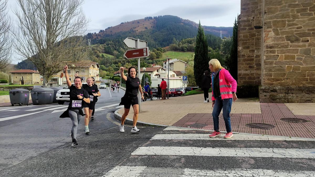 Metros finales para un alegre grupo que participó por primera vez.