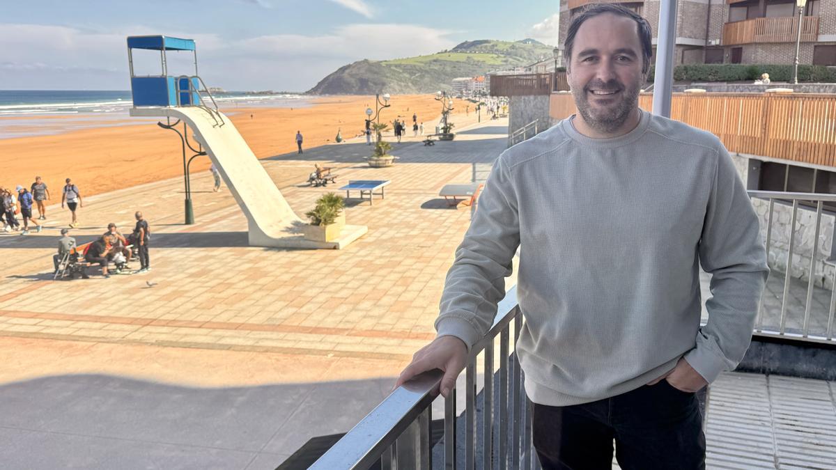 Iban San Martin en el Malecón de Zarautz.