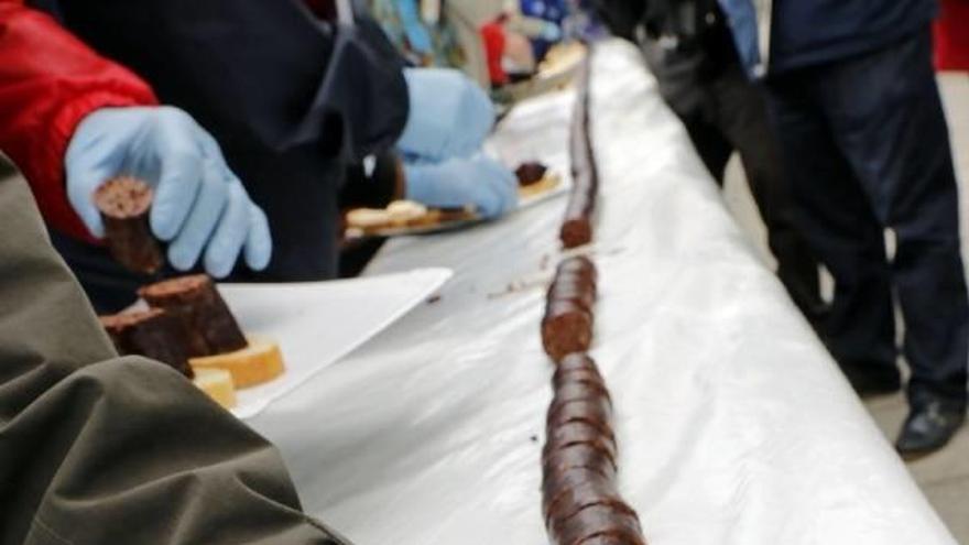 Burgos bate un doble récord Guiness con la morcilla más larga del mundo